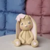 Figur aus Fondant - Häschen in Beige mit rosa Schleife